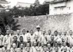 Sixth Grade Class, Nagoya Castle (43kb)