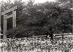 Sixth Grade Class, Ise Shrine (54kb)